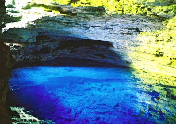 Foto da web do Poço Encantado, perto de Andaraí, na região da Chapada Diamantina - BA. A visitação está proibida. As pedras que se vêem no fundo do lado estão a mais de 50 metros de profundidade!